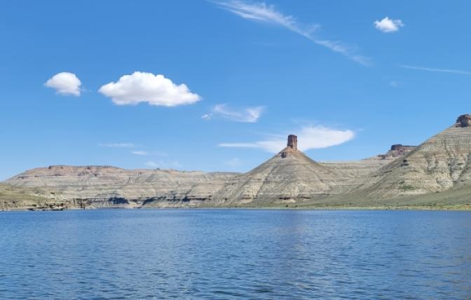 Fisheries biologist deploy nets on Flaming Gorge Reservior